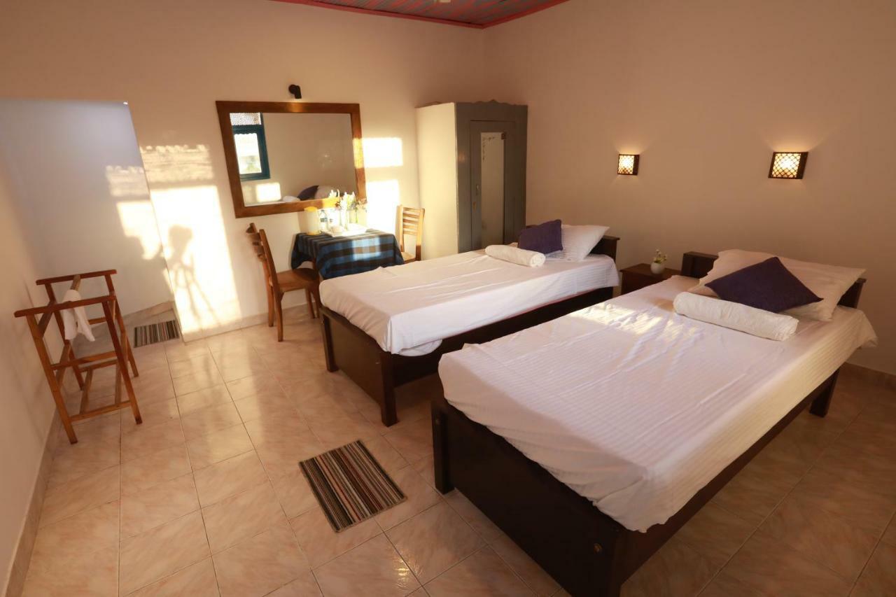 Dock Holiday Guest House Unawatuna Exterior foto