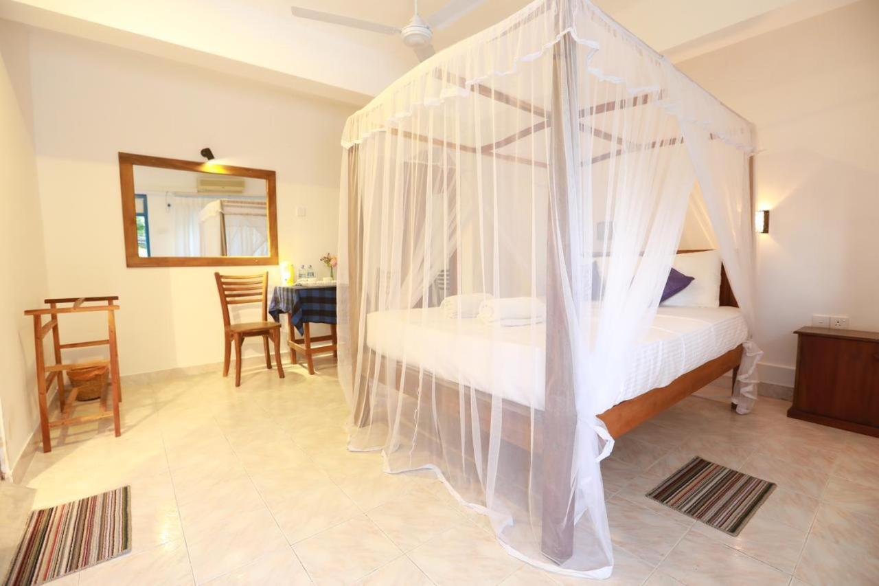 Dock Holiday Guest House Unawatuna Exterior foto